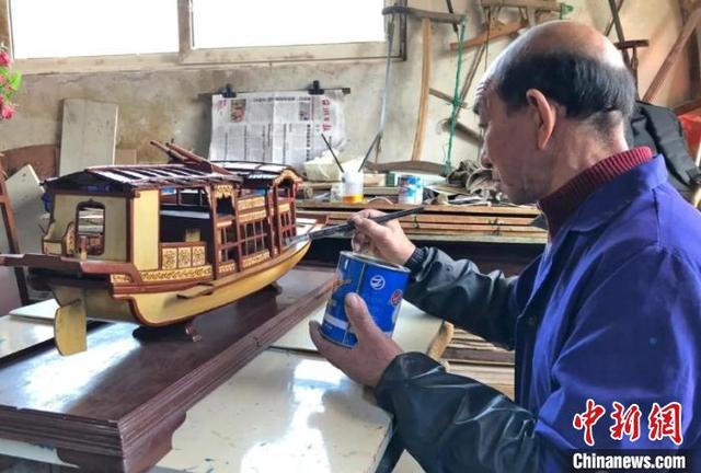 嘉兴南湖红船如何制作手工（浙江台州非遗传人制作南湖红船船模）(2)