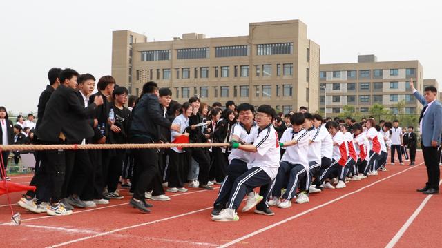 锦山学校举行拔河比赛（菏泽艺术学校举行）(2)