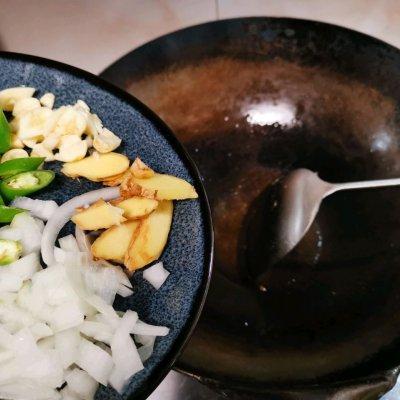 土豆粉炒鱼豆腐怎么做（那一碗令人神往的简单易做的鱼香小土豆香辣可口下饭菜）(9)
