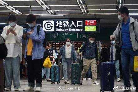 北京6条地铁延时运营（晚归的人地铁在等你）(4)