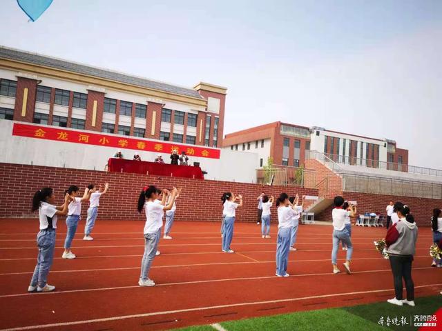 体育运动会小学二年级运动项目（莒南金龙河小学举办春季运动会健康起跑）(1)
