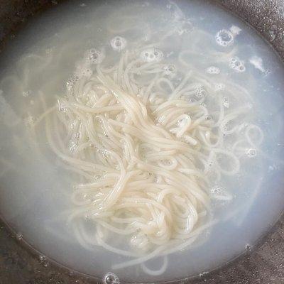 九寨沟酸菜米线做法（饕餮美味视觉盛宴）(2)