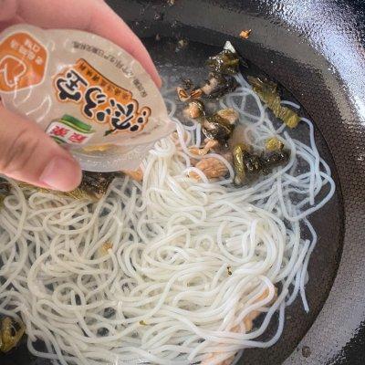 九寨沟酸菜米线做法（饕餮美味视觉盛宴）(6)
