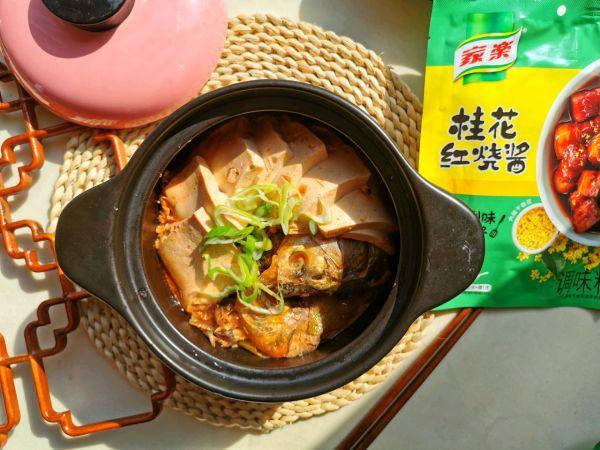 红烧鱼头炖豆腐怎样炖法最好吃（这道砂锅红烧鱼头炖豆腐发到朋友圈）(1)