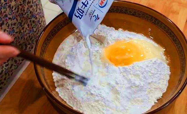 几个鸡蛋一碗面粉不用烤箱做面包（想吃面包不用出去买）(1)