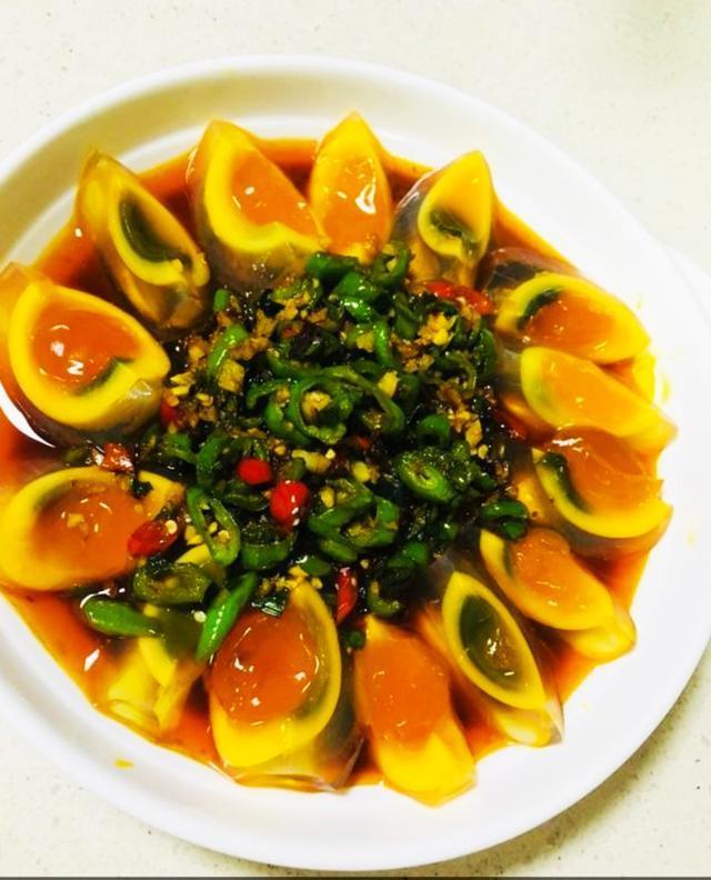 重庆的青椒皮蛋怎么做好吃（夏季开胃美食之青椒皮蛋）