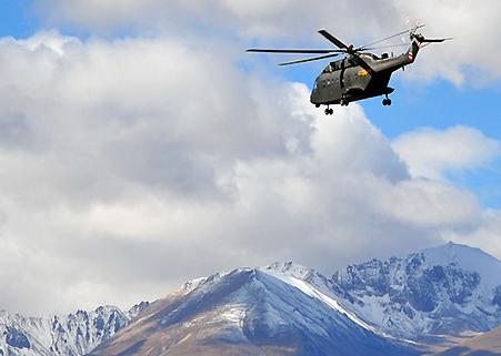 珠穆朗玛峰能不能乘坐直升机（直升机一直往上开）(6)