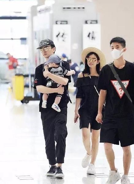 在机场陈妍希戴着口罩抱儿子近照（陈妍希晒母子合照）(2)