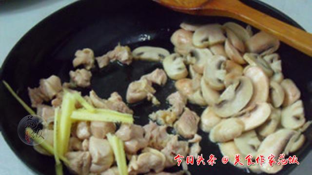蘑菇和鸡肉怎么炒简单（鸡肉和蘑菇一起炒着吃）(图4)