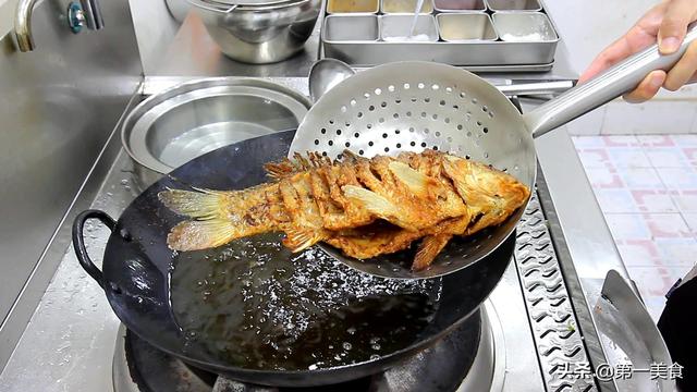 红烧鱼浇汁的方法（红烧鱼调汁是关键）(5)
