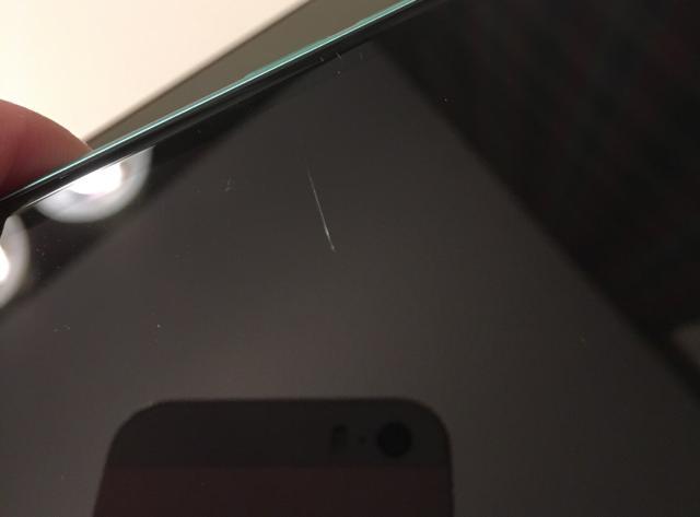 苹果11屏幕有刮痕（iPhone11手机屏幕出现刮痕）