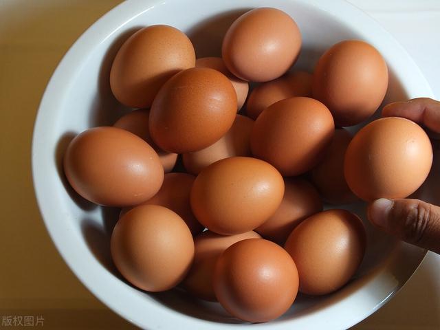 鸡蛋这样煮才好剥壳（水煮鸡蛋很简单）(2)