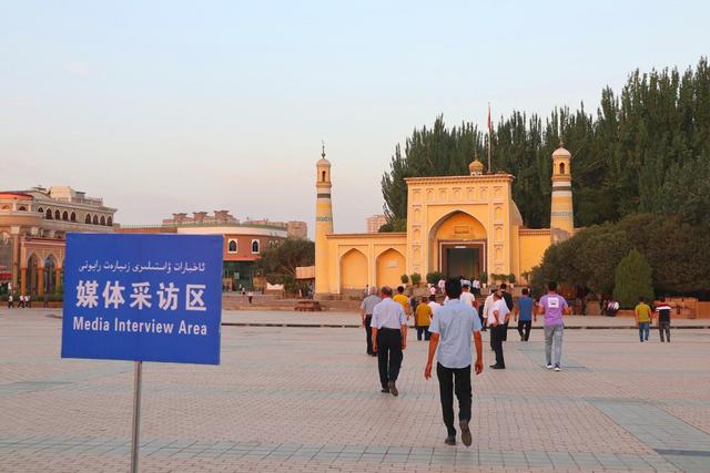 喀什噶尔古城人气第一维吾尔舞蹈（今天喀什的节日广场）