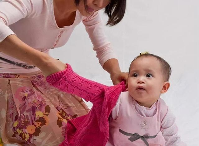 小婴儿穿连体衣还是分体衣（为什么1岁内的宝宝）(3)