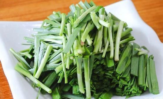 炒扇贝肉韭菜的家常做法（春天的韭菜最好吃）(1)