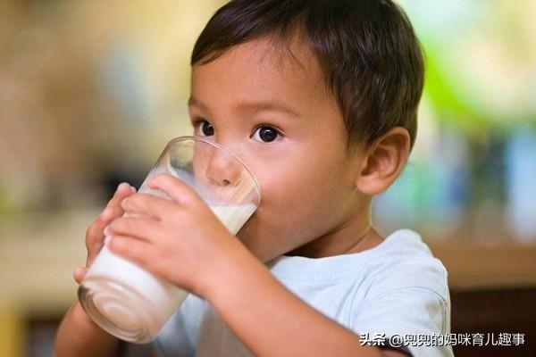 三岁多喝配方奶好还是儿童奶好（3岁以上的宝宝喝配方奶是缴智商税）(2)