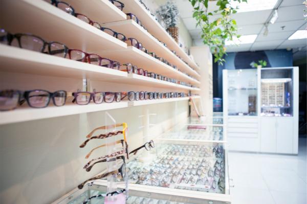 眼镜店的大牌眼镜是真的吗？知名眼镜品牌授权经营店内真假混卖(1)