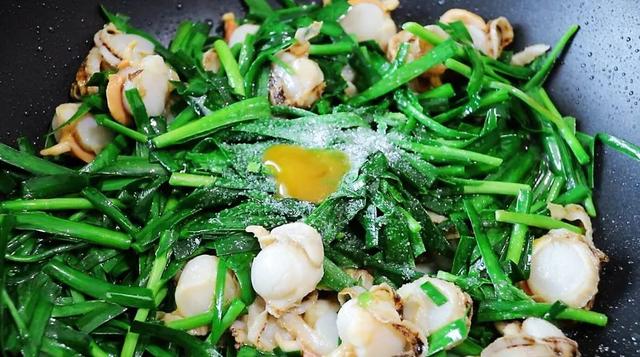 炒扇贝肉韭菜的家常做法（春天的韭菜最好吃）(4)