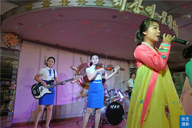 朝鲜民众游览鸭绿江（朝鲜平壤豪华游船上的婚宴）(3)