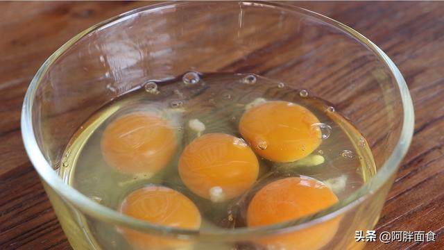 有油炒鸡蛋需要几分钟才熟（教你用白开水炒鸡蛋）(2)