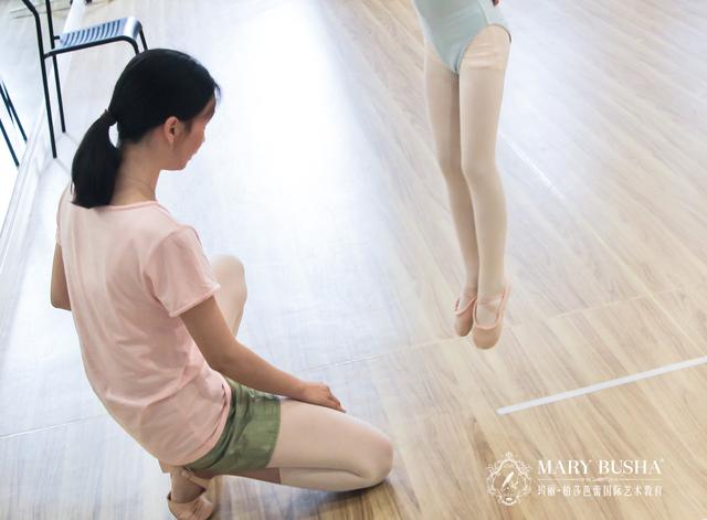 儿童多大适合练芭蕾舞（练了一年的勾绷脚）(3)