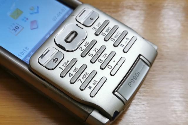 索尼爱立信又细又长的手机（经典手机索尼爱立信P990i）(9)