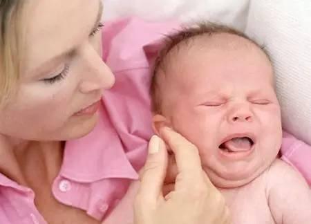 新生宝宝肠胀气什么时候会缓解（新生儿肠胀气睡眠也不好）