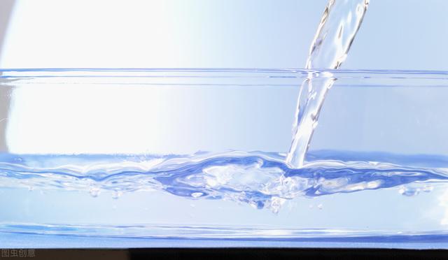 苏打气泡水和普通水（苏打水和气泡水有什么区别）(1)