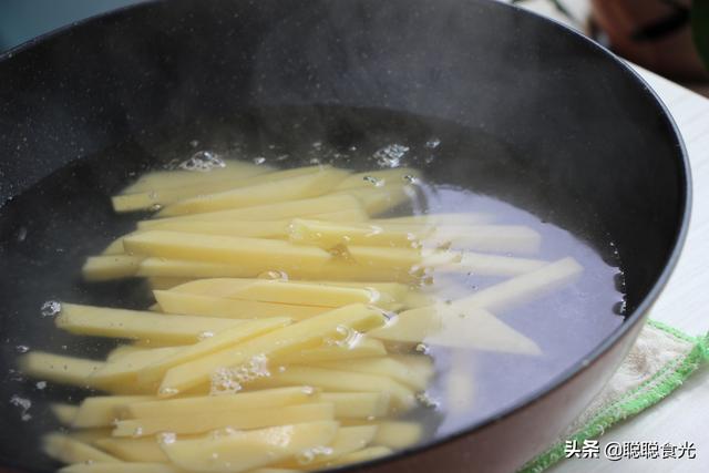 炸薯条的正确做法酥脆（自制炸薯条的方法）(8)