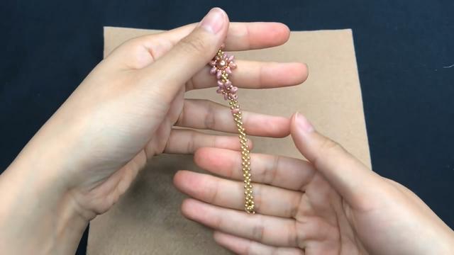 手工手链串珠花样图解（带你学习如何串珠制作漂亮的花型手链）(4)