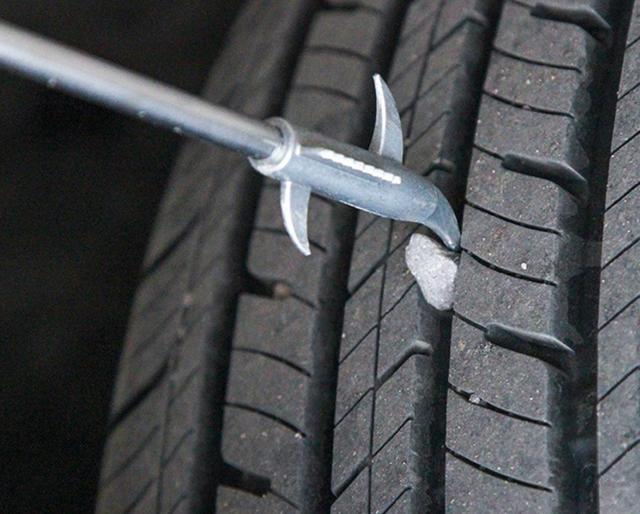 汽车轮胎缝里的石子有什么危害（轮胎缝的小石子）(7)