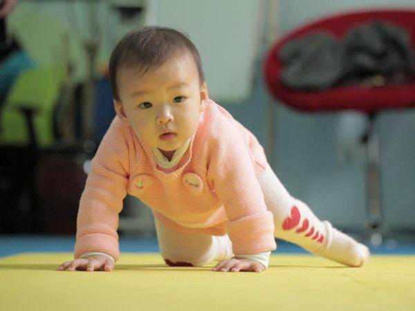 三个月宝宝锻炼五大能力的游戏（害怕宝宝运动发育迟缓）(2)