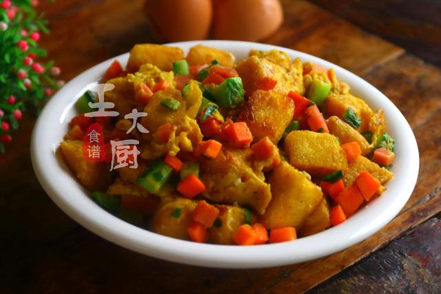 青椒鸡蛋炒馒头丁的做法 蔬菜丁炒馒头的家常做法