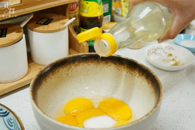 鸡蛋和奶粉怎么做饼干（6个鸡蛋2勺奶粉简单做一罐好吃的小饼干）(图5)