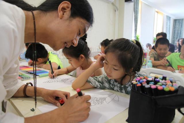 幼儿园庆祝70周年主题绘画（右安门街道举办庆祝建国70周年儿童绘画系列活动）(2)