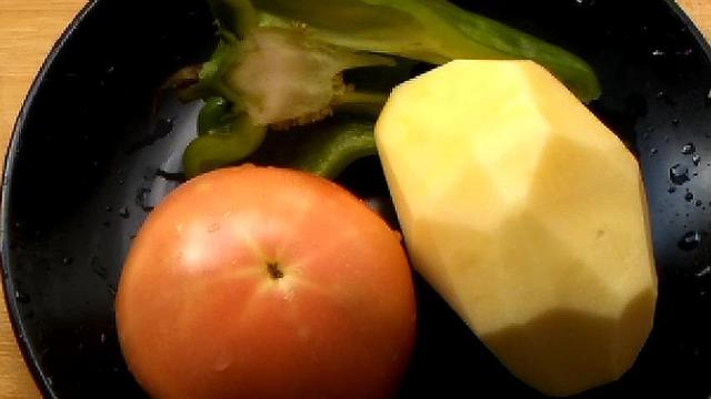 一个土豆和一个西红柿怎么做饭（一个西红柿一个土豆）
