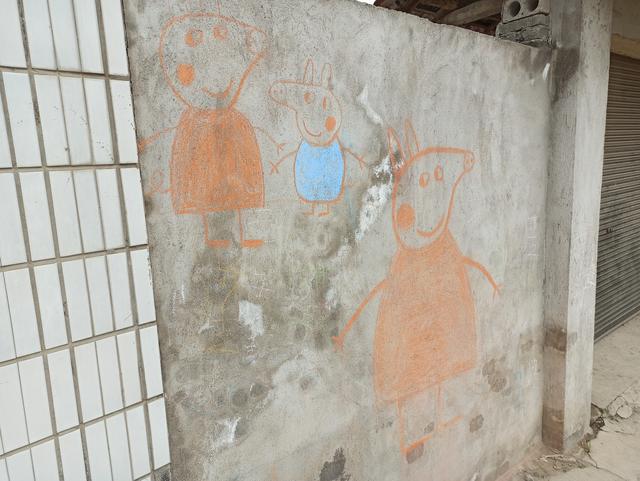 小猪佩奇一家人在树林里玩耍绘画（亲子带娃趣事墙上用砖头画出的佩奇一家人）(3)