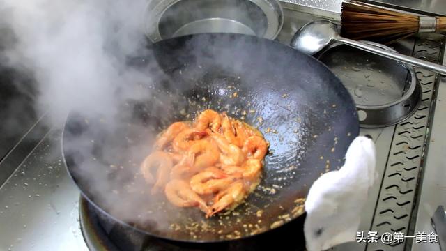 茄汁油焖大虾教程（大厨揭秘饭店里的茄汁大虾到底怎样做）(5)