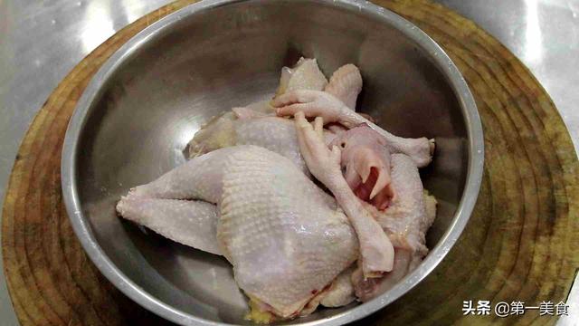 不加一滴水蒸鸡方法（整只鸡直接扔锅里蒸）(2)