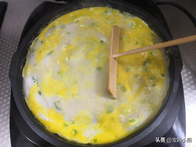 快手早餐鸡蛋饼制作（快手早餐饼搅面糊就能做）(4)