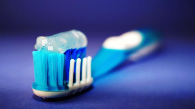 洁白牙齿的牙膏有哪几种（含什么成分的牙膏能使牙齿更白）(1)