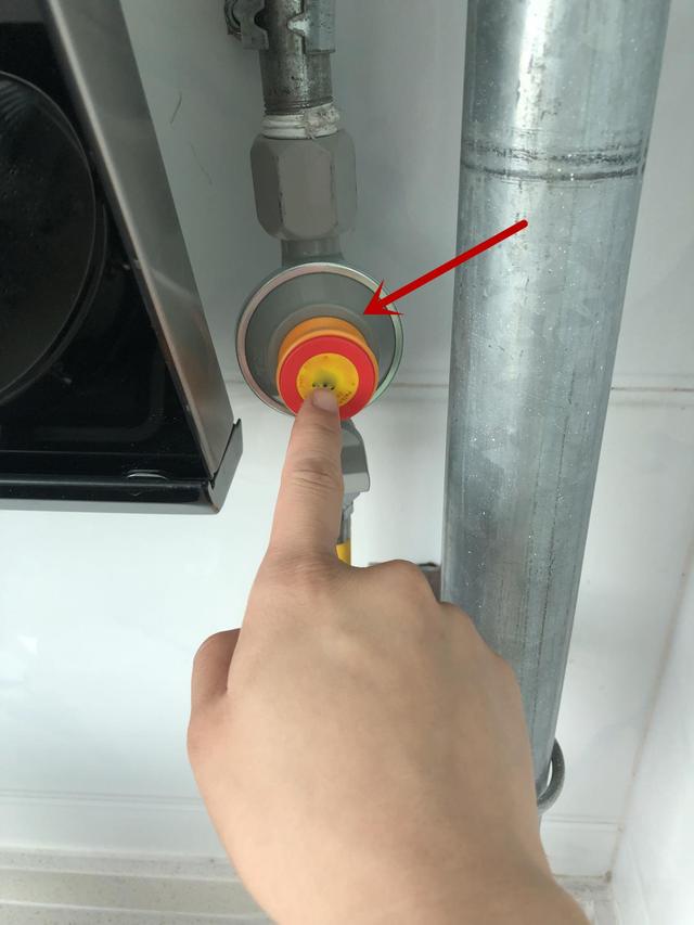 燃气表按红色按钮不亮了（家里燃气表上有个红色按钮）(2)