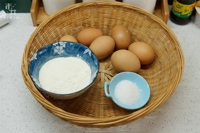 鸡蛋和奶粉怎么做饼干（6个鸡蛋2勺奶粉简单做一罐好吃的小饼干）(图4)