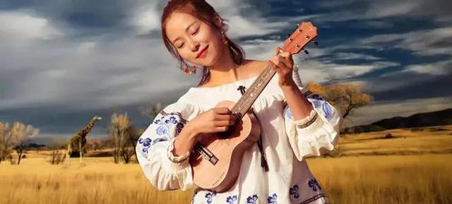 ukulele双手按弦发声（明星都喜爱的乐器）(4)