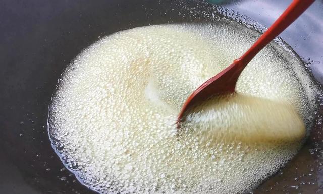 自制米花糖怎么酥脆（把大米倒进油锅里个个爆开花）(13)
