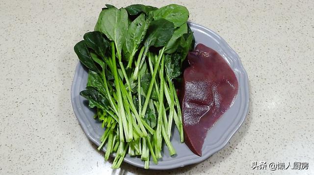 菠菜炒熟猪肝的家常做法窍门（菠菜怎么做好吃）(1)