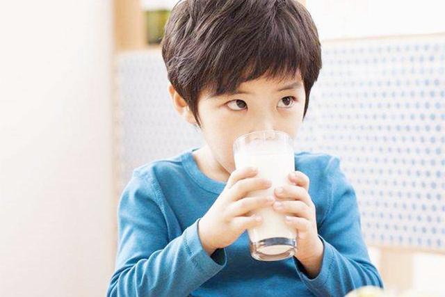 孩子选纯牛奶哪种好（给孩子买牛奶别选错）(7)
