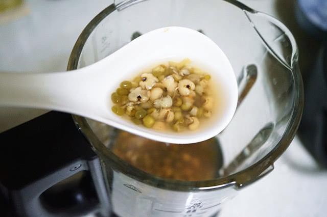 如何用绿豆汤做成绿豆冰沙（营养绿豆如何做绵软甘甜绿豆沙）(9)