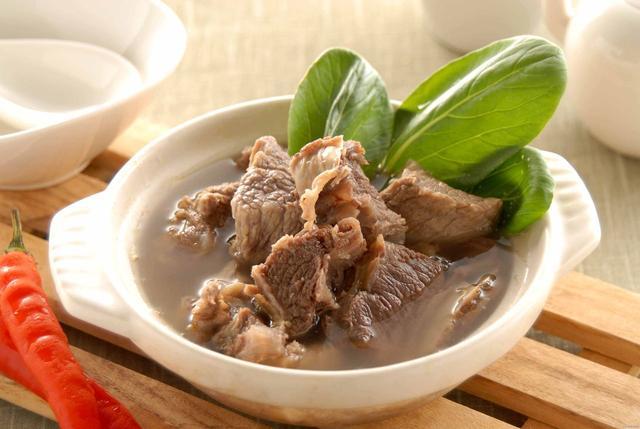 如何煮一碗好喝的牛肉汤（教你营养美味的清炖牛肉汤）(2)