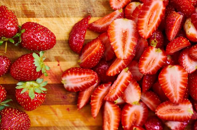 草莓吃货的最高境界（吉祥鲜美味五月草莓为上品）(1)